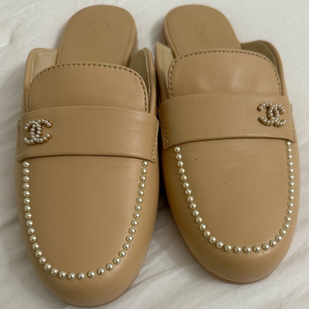 Chanel pearl slides
